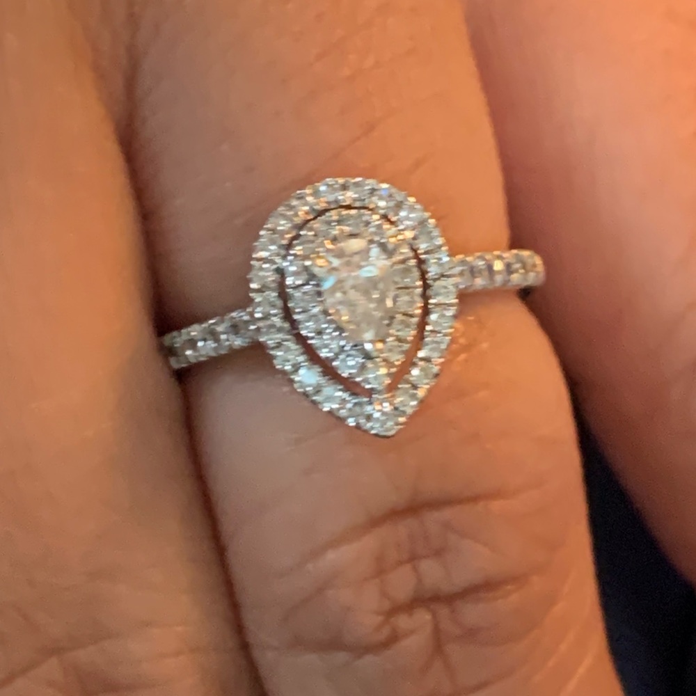 Pear shape diamond engagement ring - Picture 4 of 7